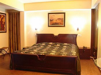 Hotel Emerald Heights Массури Экстерьер фото